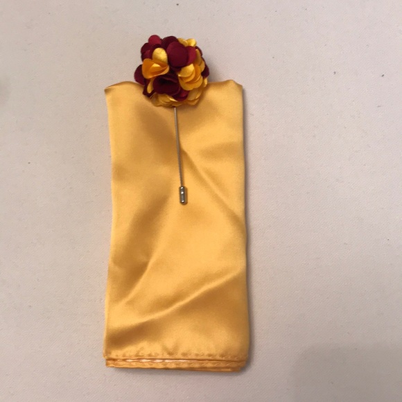 Pocket square with flower pin - Picture 4 of 4